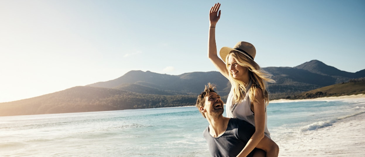 Photo d'un couple heureux à la plage